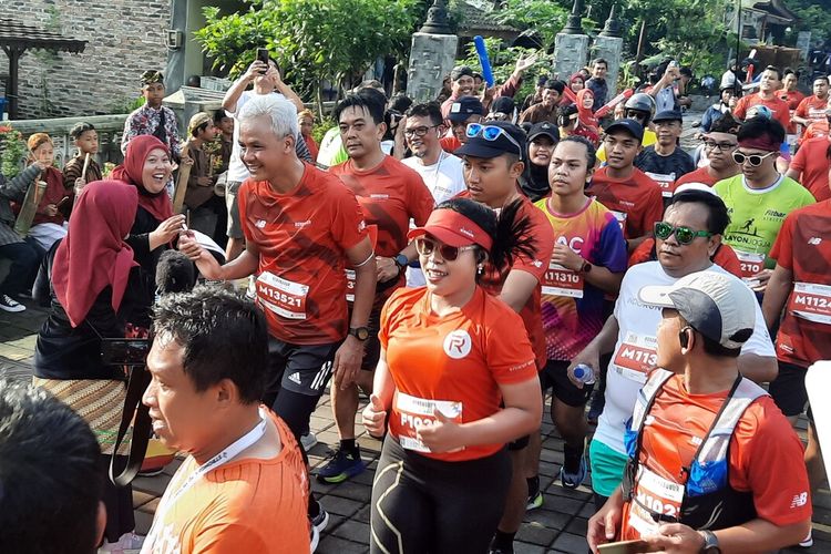 Gubernur Jawa Tengah Ganjar Pranowo ikut berlari di event Borobudur Marathon 2022 powered by Bank Jateng kategori Tilik Candi Half Marathon (21KM) di kawasan Candi Borobudur, Magelang, Jawa Tengah, Minggu (13/11/2022).
