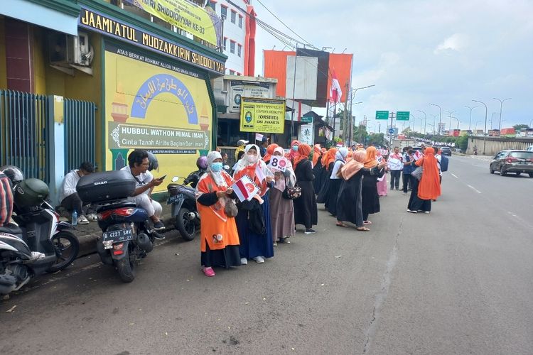 Jelang deklarasi bacapres dari PKS, sejumlah simpatisan partai mulai berkumpul di beberapa titik Jalan TB Simatupang, Jakarta Selatan, pada Kamis (23/2/2023).