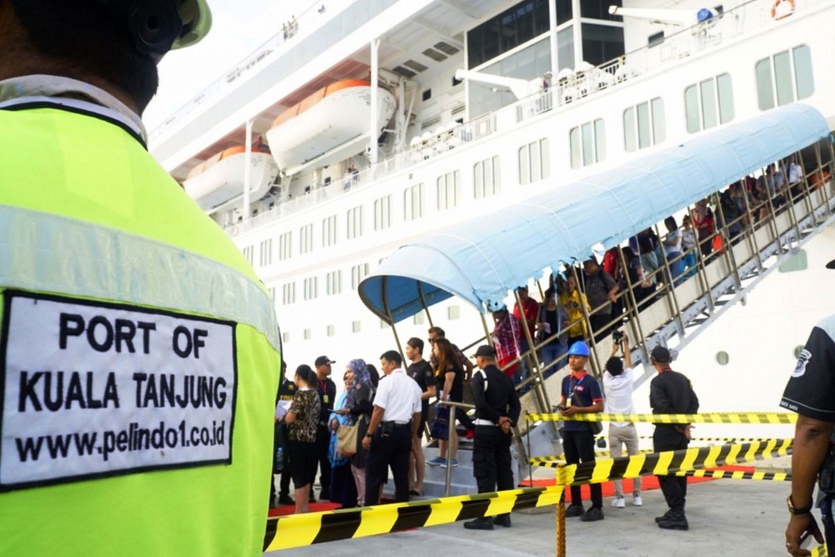 Kapal pesiar MV Superstar Libra sandar di Pelabuhan Kualatanjung milik PT Pelindo I (Persero) di Kabupaten Batubara, Sumatera Utara, Kamis (5/4/2018).