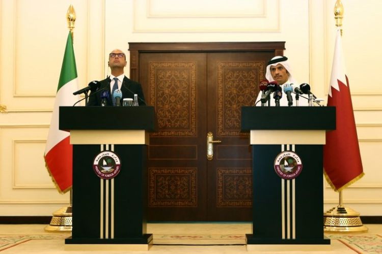 Menlu Qatar Minister Sheikh Mohammed bin Abdulrahman Al-Thani bersama Menlu Italia Angelino Alfano dalam jumpa pers di Doha, Rabu (2/8/2017).