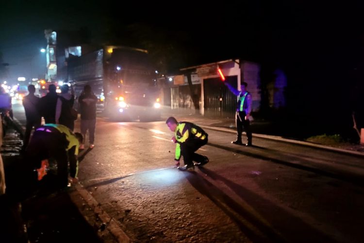 Petugas Kepolisian Polres Sukabumi Kota saat melakukan olah TKP atas kejadian lakalantas di Jalan Sukabumi - Cianjur, bertempat di kampung Sukalarang Rt5/Rw6, Kabupaten Sukabumi, Jawa Barat pada Minggu (2/2/2025) malam.