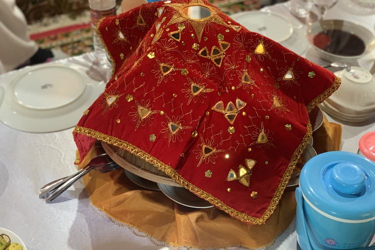 Makan bajamba, tradisi makan khas Minangkabau di Rumah Makan Sawah Laman Pincuran 7, dalam rangkaian Familiarization Trip Kementerian Pariwisata RI bersama Travel Agent Malaysia ke Sumatera Barat, Selasa (28/10/2025).