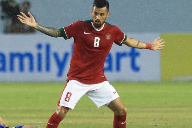 Gelandang timnas Indonesia, Stefano Lilipaly, coba merebut bola dari Thailand pada partai pertama Grup A Piala AFF 2016 di Philippine Sports 2016.