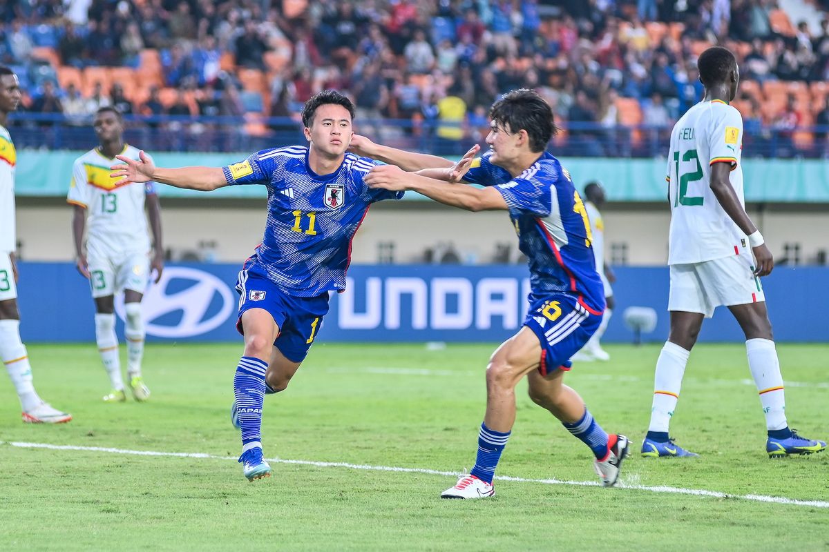 Selebrasi pemain Timnas U17 Jepang Rento Takaoka usai menjebol gawang Senegal lewat sundulan dalam matchday ketiga Piala Dunia U17 2023 Indonesia antara Senegal vs Jepang di Stadion Si Jalak Harupat, Soreang, Kabupaten Bandung, Jumat (17/11/2023).