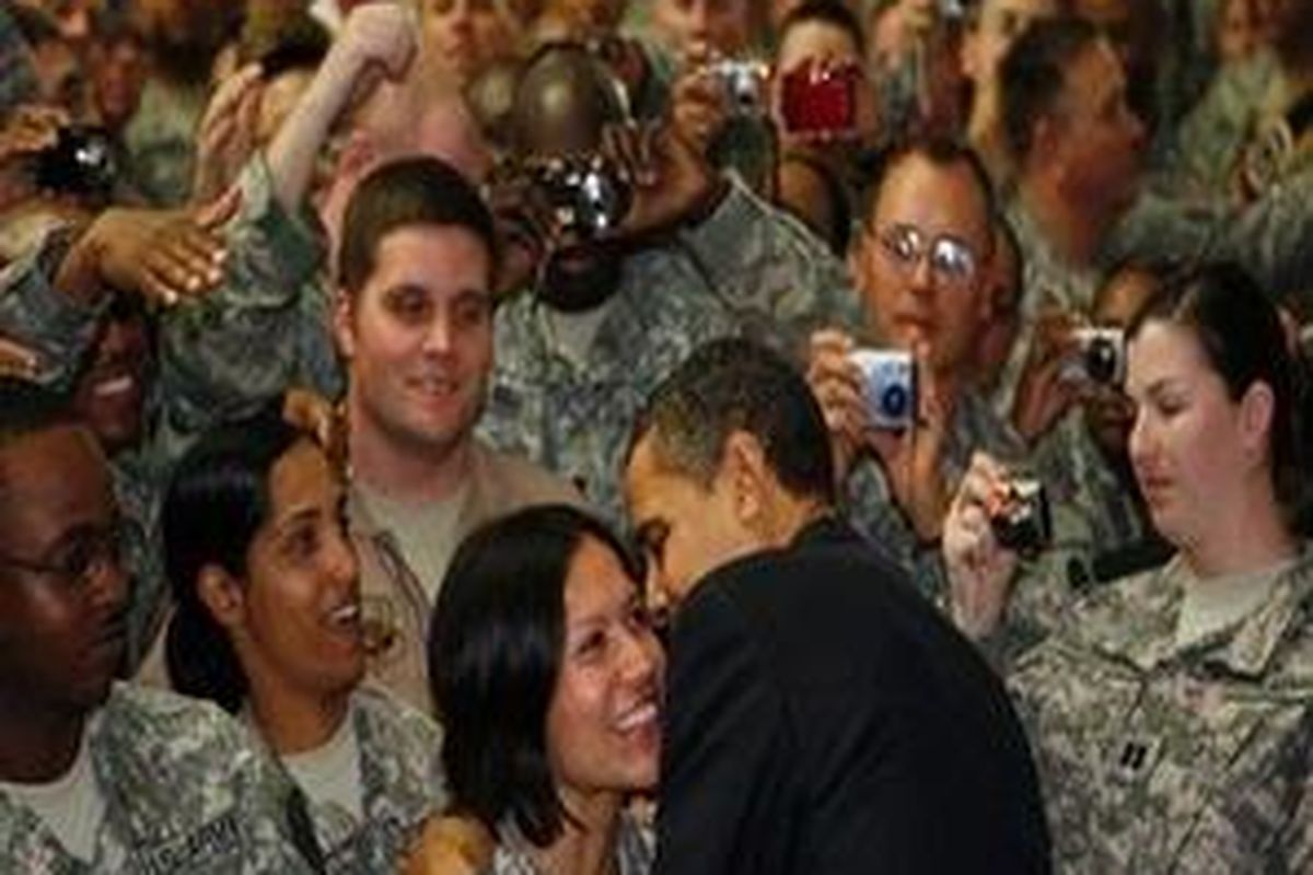 Presiden AS Barack Obama menyapa personel militer AS di Camp Victory, Baghdad, Irak. 