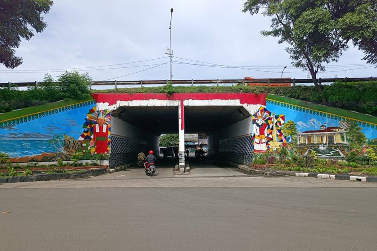 Pemandangan mural di terowongan di Jalan Komarudin Timur, RW 02 Kelurahan Cakung Timur, Jakarta Timur, Selasa (14/2/2023).