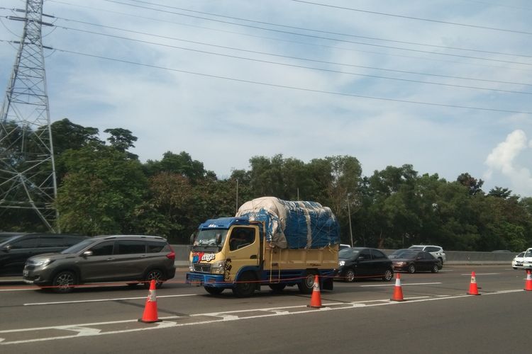 Kendaraan yang melintas di kilometer 62 tol Jakarta-Cikampek, Jumat (6/5/2022) pukul 14.30 WIB.