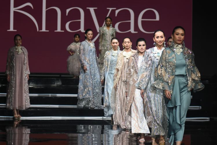 Desainer Elok Re Napio memilih berbicara dengan bahasa yang lebih lirih, melalui koleksi terbarunya bertajuk Lumina Serenity yang ditampilkan dalam ajang East Java Fashion Tendance 2026 Re-Imagine di New Life Hall Ciputra World Mall Surabaya, Jawa Timur, Rabu (14/1/2026) malam.