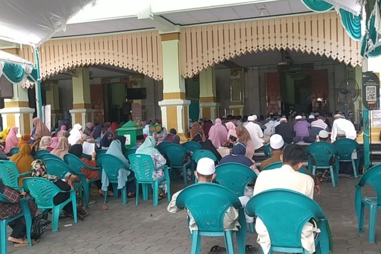 Para jamaah mengikuti Semaan Quran di Masjid Kauman Semarang, Jawa Tengah, Selasa (12/4/2022)