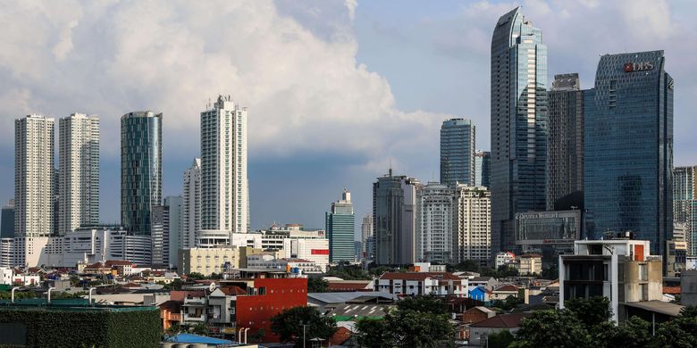 Langit biru terlihat dari Jalan Jenderal Sudirman, Jakarta, Rabu (8/4/2020). Sepinya aktivitas warga Ibu Kota karena pembatasan sosial membuat langit Jakarta cerah dengan tingkat polusi yang rendah.