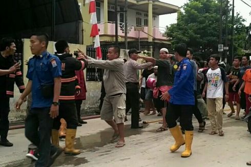 Warga dan Petugas Damkar Berkelahi gara-gara Rebutan Selang Pemadam