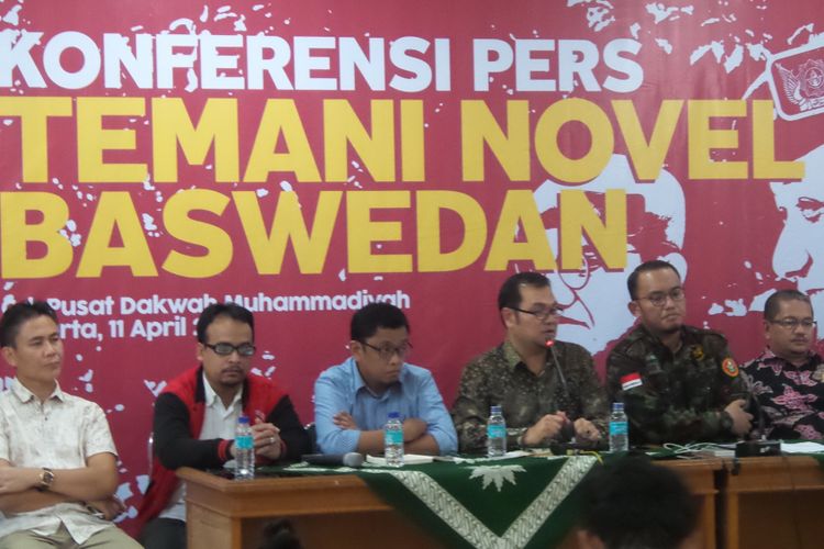 Sejumlah aktivis antikorupsi memberikan pernyataan sikap terkait penyerangan terhadap penyidik KPK, Novel Baswedan, di Kantor PP Muhammadiyah, Jakarta, Selasa (11/4/2017).