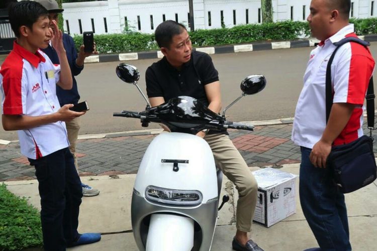 Menteri Energi dan Sumber Daya Mineral (ESDM) Ignasius Jonan menjajal motor listrik buatan Viar 