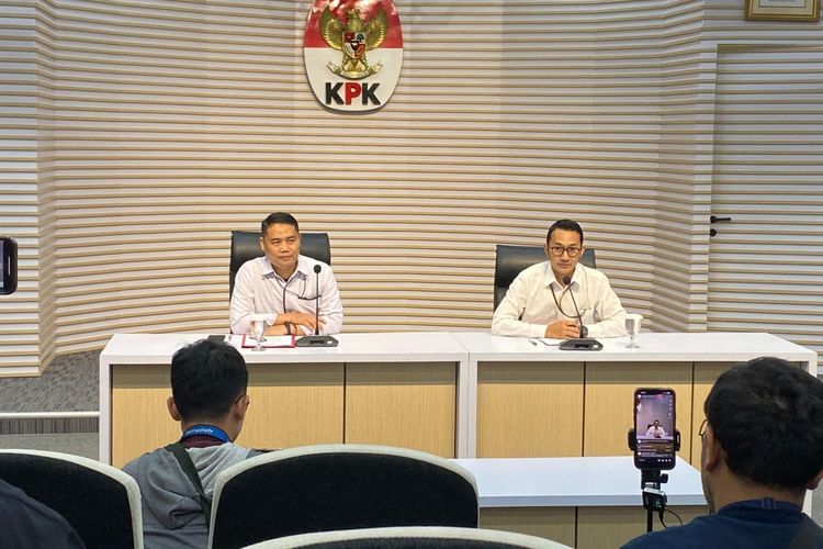 Konferensi pers penetapan lima orang tersangka dari 8 orang yang diamankan dalam dugaan tindak pidana korupsi terkait pemeriksaan pajak di lingkungan KPP Madya Jakarta Utara periode 2021-2026 di Gedung Merah Putih, Jakarta, pada Minggu (11/1/2026). KPK Tak Pajang Tersangka OTT Pajak, Benarkah Dlilarang KUHAP Baru?