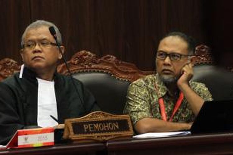 Wakil Ketua nonaktif Komisi Pemberantasan Korupsi Bambang Widjojanto (kanan) mengikuti sidang uji materi pasal 32 UU KPK di Mahkamah Konstitusi, Jakarta, Selasa (23/6/2015). Bambang meminta MK untuk membatalkan pasal 32 ayat 1 dan 2 UU KPK karena merugikan para pimpinan KPK.