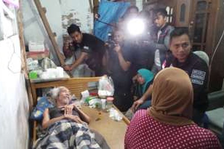 Calon gubernur DKI Jakarta Agus Harimurti Yudhoyono menjenguk seorang warga yang terbaring sakit di Kapuk, Jakarta Barat, Senin (5/12/2016).