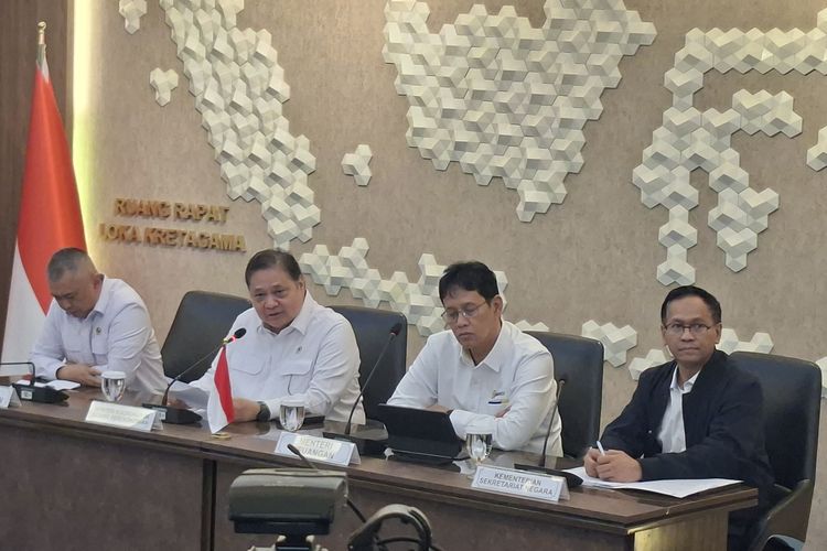 Menteri Koordinator Bidang Perekonomian Airlangga Hartarto dalam konpers di Kementerian Koordinator Bidang Perekonomian pada Senin (6/4/2026).