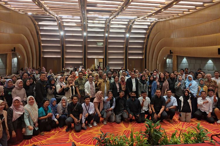 Ratusan peserta pelaku UMKM saat berfoto bersama dalam acara Entrepreneur Hub Agripreneur yang digelar oleh Kementerian Koperasi dan Usaha Kecil Menengah (KemenkopUKM) di Kota Bogor, Jawa Barat, Sabtu (8/7/2023).