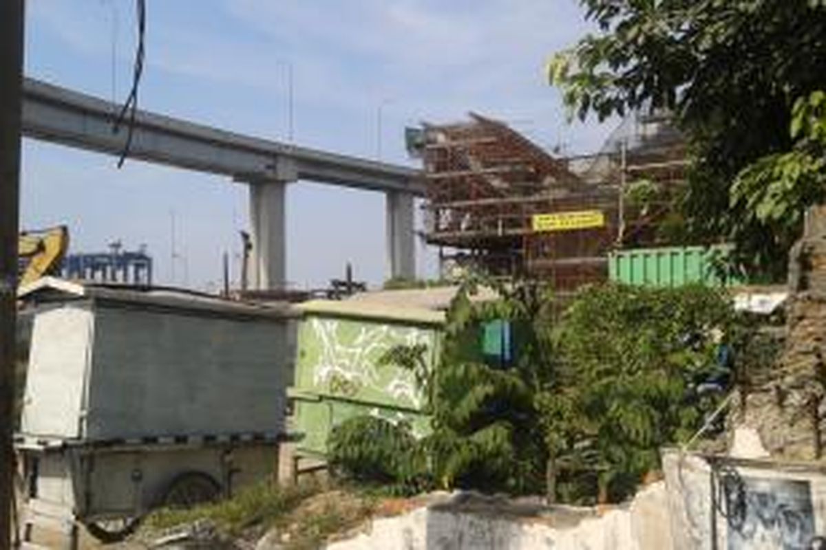 Lahan milik warga Koja, Jakarta Utara, yang akan digusur karena pembangunan Akses Tol Priok, Jumat (22/8/2014).