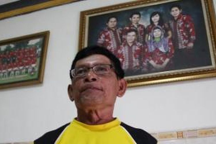 Saman, ayah Andik Vermansah, saat dikunjungi JUARA.net di rumahnya, Senin (28/12/2015).