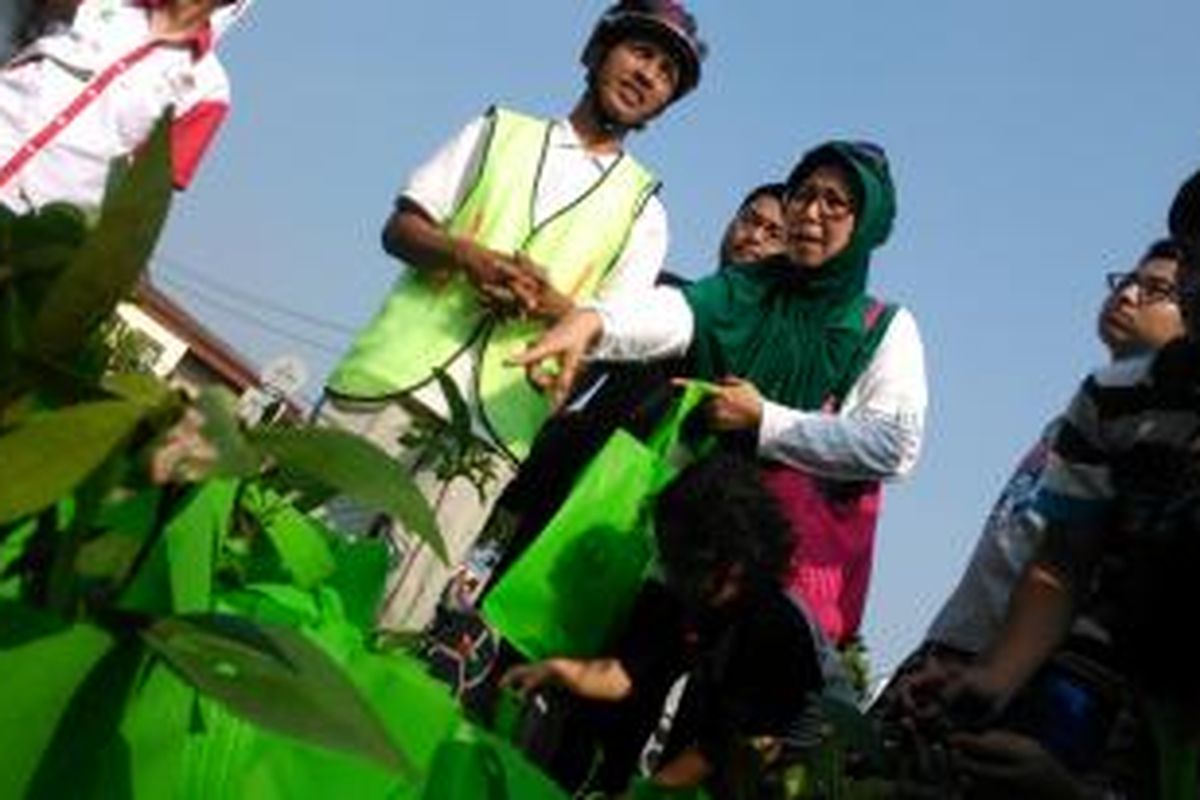 Warga Jakarta berebut mendapatkan tunas pohon gratis dari Kementerian Lingkungan Hidup RI di acara car free day di sekitar Bunderan HI, Minggu (31/5/2015).