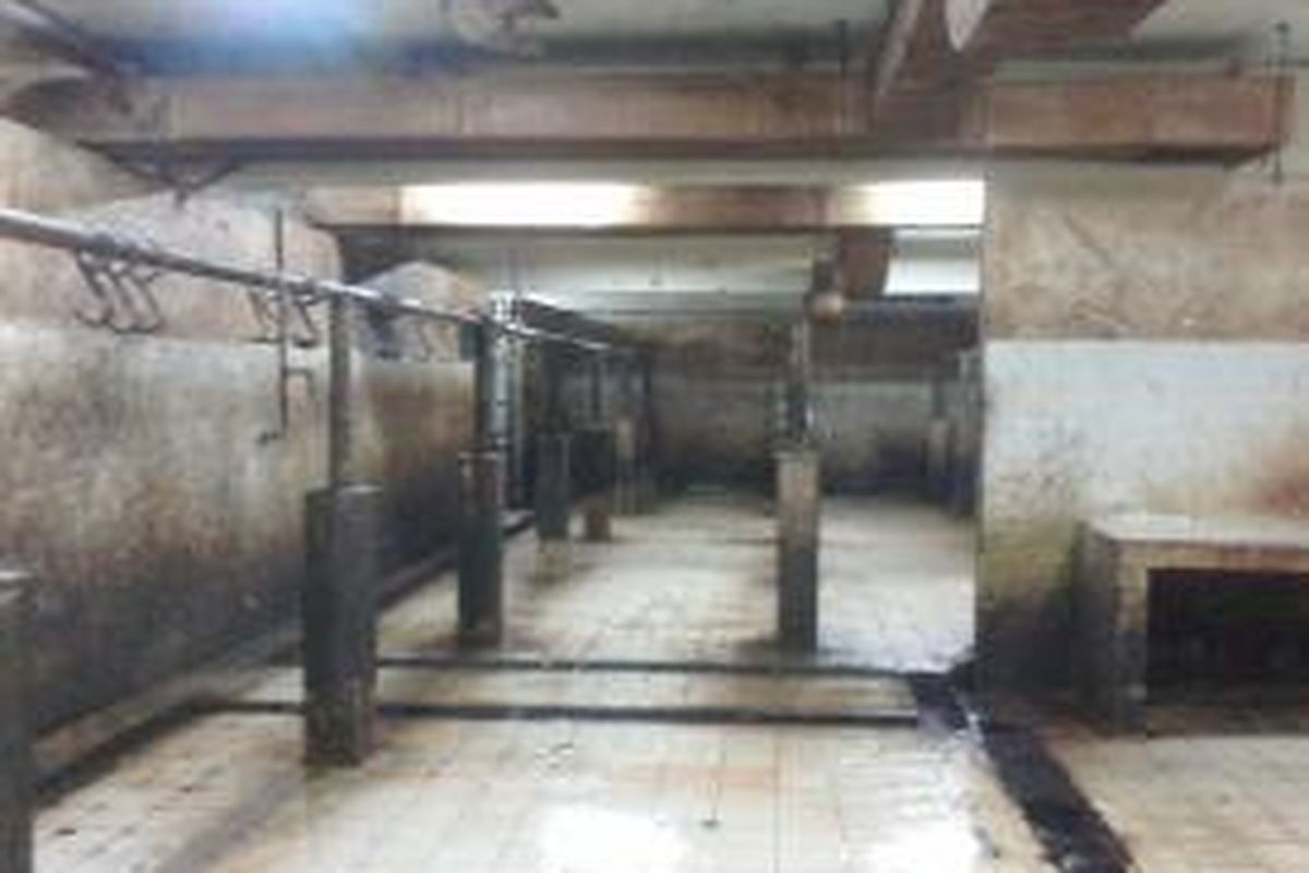 Salah satu ruangan di rumah pemotongan hewan (RPH) Blok G Tanah Abang, Jakarta, Jumat (19/7/2013). Untuk satu ekor kambing yang dijagal, pengguna jasa membayar fee sebesar Rp 8.000.