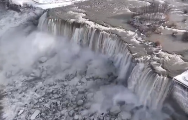 Saat Air Terjun Raksasa Niagara Membeku Diterpa Badai Salju ...