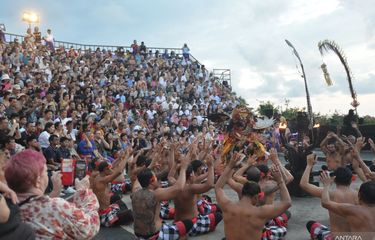 Jumlah Penonton Melonjak Saat Libur Lebaran, Pentas Tari Kecak di ...
