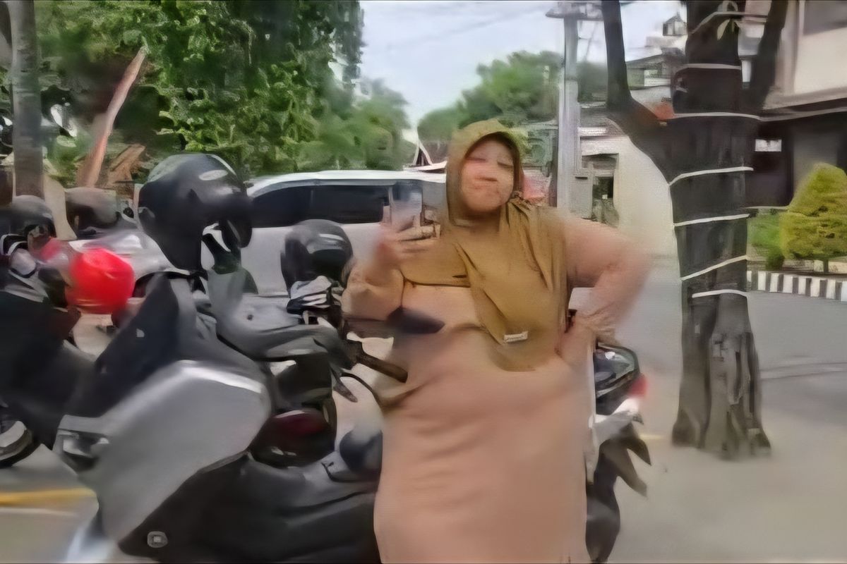Tri Wulandari warga Desa Jetak, Kecamatan Sidoharjo, Kabupaten Sragen, Jawa Tengah, setelah melakukan penyiraman ke polisi