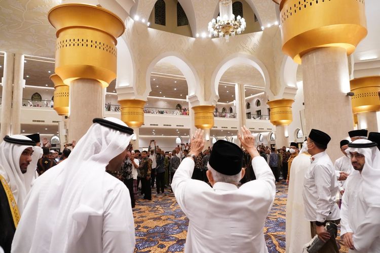 Wakil Presiden Ma'ruf Amin menyapa masyarakat setelah menunaikan shalat subuh di Masjid Raya Sheikh Zayed Solo, Rabu (1/3/2023).  