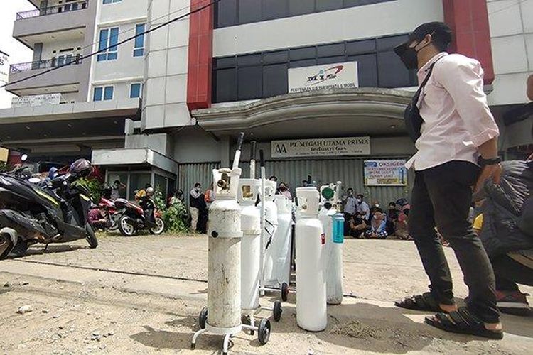 Agus Setiadi Ketua POM Kalbar saat antre mengisi tabung oksigen di Jalan Veteran Pontianak, Kamis 22 Juli 2021.