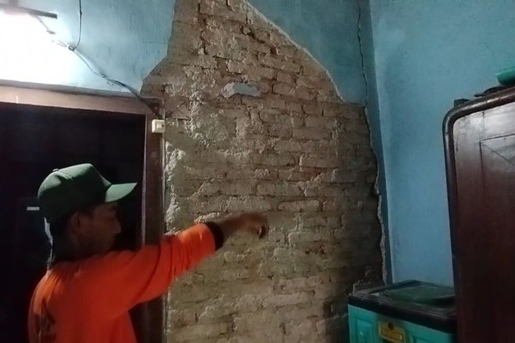 Warga Pacitan Jawa Timur menunjukkan runahnya yang rusak terdampak gempa Bantul, Sabtu (01/07/2023)