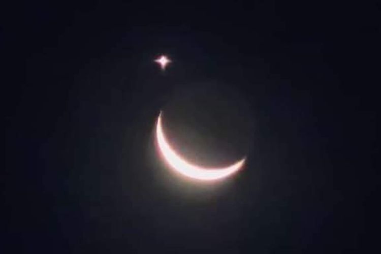 Fenomena okultasi Venus dan Bulan yang tampak di langit Kota Batam, Kepulauan Riau, pada Jumat (24/3/2023).
