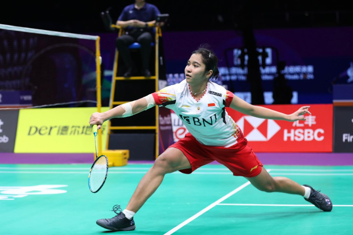 Ester Nurumi Tri Wardoyo mencoba mengembalikan kok saat melawan Supanida Katethong (Thailand) pada perempat final Uber Cup 2024 di Hi Tech Zone Sports Centre Gymnasium, Chengdu, China, Jumat (3/5/2024). Artikel ini berisi jadwal dan hasil undian Indonesia di Thailand Open 2024. 