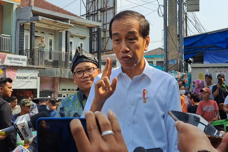 Presiden Joko Widodo memberikan keterangan pers di Pasar Parungpung, Bogor, Rabu (21/6/2023).