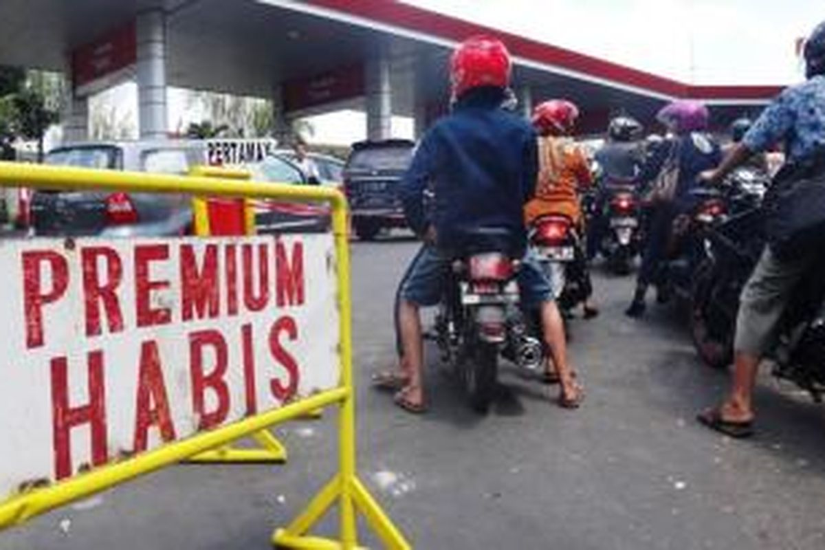 Warga Kabupaten Jember, Jawa Timur, terpaksa antri BBM non subsidi Pertamax, Selasa (26/8/2014).