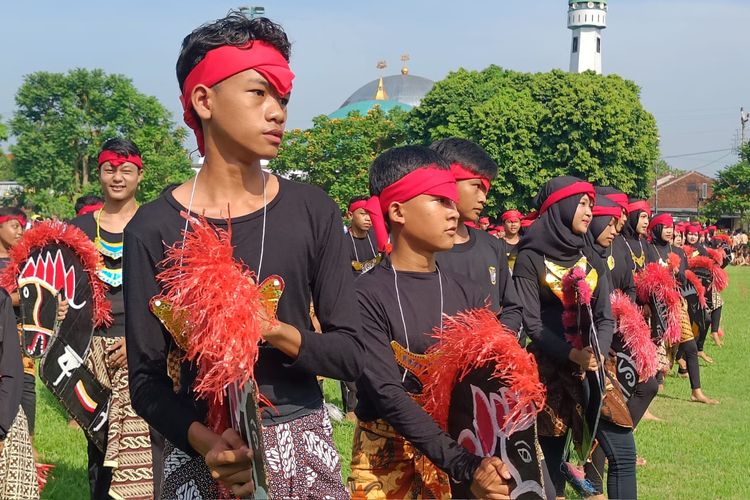 Siswa SMP Negeri 1 Lumbir menampilkan tari ebeg atau kuda lumping dalam peringatan Hari Pendidikan Nasional di Alun-alun Purwokerto, Kabupaten Banyumas, Jawa Tengah, Selasa (2/5/2023).