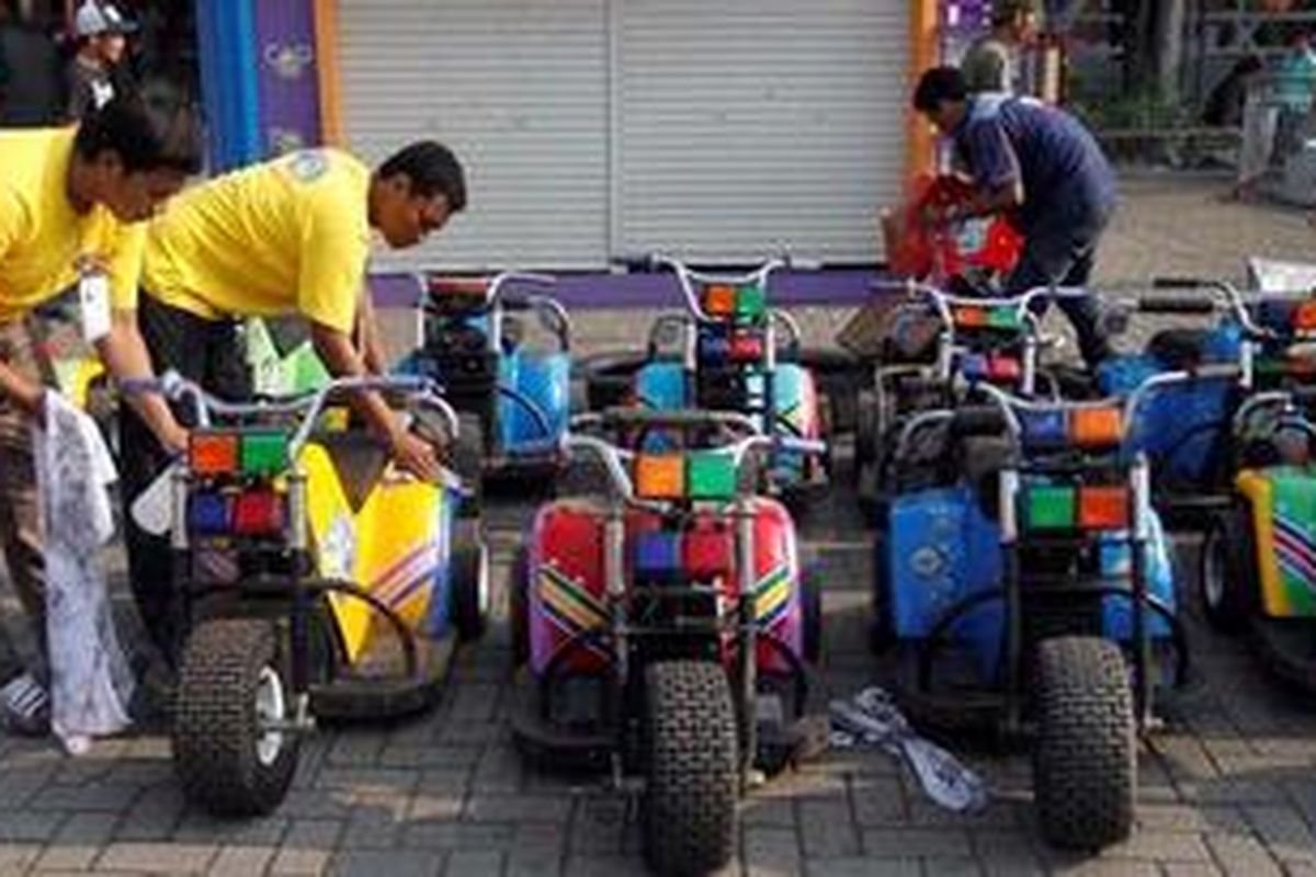 Berbagai permainan disiapkan dalam acara Pekan Raya Jakarta 2012, di JIExpo Kemayoran, Jakarta Utara, Kamis (14/6/2012). Berbagai macam produk makanan, elektronik, otomotif hingga hiburan akan meramaikan acara tahunan menyambut hari ulang tahun Jakarta ke-485 ini. Acara akan berlangsung hingga 15 Juli 2012. 