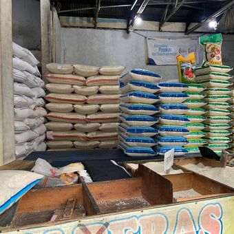 Potret salah satu gudang toko beras di Pasar Warakas, Jakarta Utara, Senin (12/2/2024). 