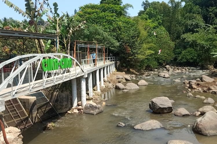 Jembatan Cika-Cika, salah satu titik yang bisa dikunjungi untuk menikmati sepenggal pemandangan Sungai Cikapundung ada di daerah Cikalapa, Dago Pojok, Kelurahan Dago, Kecamatan Coblong, Kota Bandung, Jawa Barat.