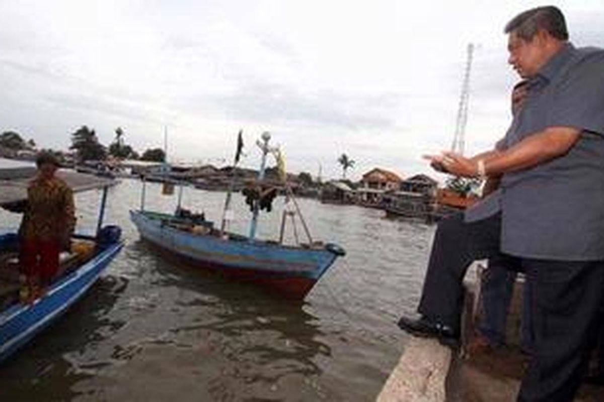Presiden RI Susilo Bambang Yudhoyono berdialog dengan warga Perkampungan Nelayan, Desa Tanjung Pasir, Kecamatan Teluk Naga, Kabupaten Tanggerang, Jumat (4/1/2012). Dalam kunjungannya Presiden memperhatikan soal infrastruktur penunjang, kesejahteraan, pendidikan, dan ketersediaan bahan bakar bagi nelayan. TRIBUNNEWS/DANY PERMANA