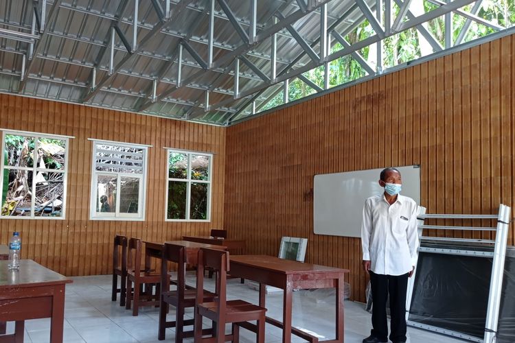 Pembangunan ruang kelas baru di SDN 04 Medas, Lombok Barat, menggunakan bahan bata plastik.