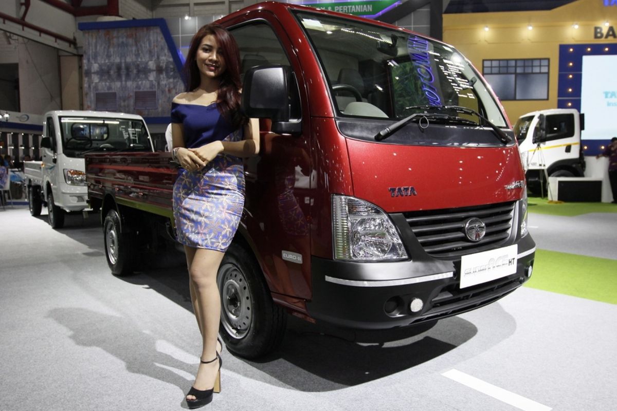 Sales promotion girl berpose saat  pameran otomotif Indonesia International Motor Show (IIMS) 2017 di JI Expo Kemayoran, Jakarta, Kamis (27/4/2017). Tidak hanya cantik, SPG juga dibekali dengan pengetahuan dasar terkait kendaraan yang dipromosikan, sehingga bisa memberikan jawaban yang tepat ketika ada calon pembeli yang bertanya