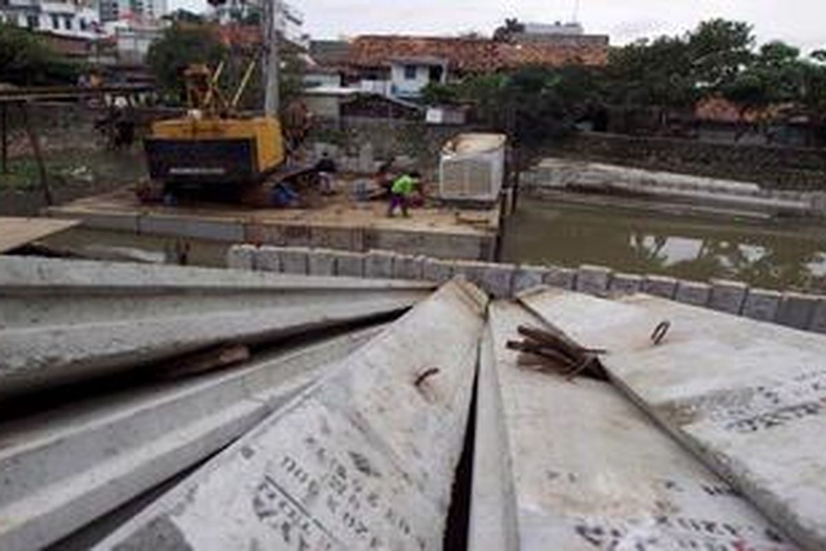 Alat berat digunakan memasang turap untuk normalisasi bantaran Kali Ciliwung di Kelurahan Pegangsaan, Menteng, Jakarta Pusat, Rabu (30/1/2013). Normalisasi Kali Ciliwung sepanjang 20 kilometer terus dilakukan untuk mengurangi banjir yang kerap melanda di sekitar alur sungai yang dilaluinya. Proyek normalisasi Ciliwung ini dianggarkan sebesar Rp 1,2  triliun.
