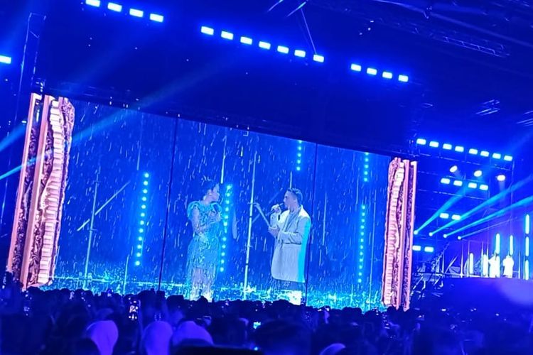 Yura Yunita Duet dengan Sal Priadi di Konser Bingah