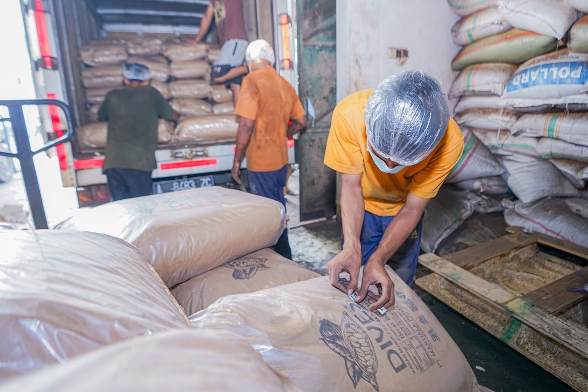 BCA kembali membuktikan komitmen perseroan dalam meningkatkan partisipasi UMKM dalam rantai pasok global. Terbaru, BCA mendampingi Prospero Food Realcho melakukan ekspor produk cocoa powder sebanyak 2 kontainer total 34mts dengan total nilai transaksi sebanyak USD 57.800 atau setara dengan Rp907 juta Rupiah ke salah satu negara di Asia. Di 2023, program UMKM Indonesia Go Export juga telah mendampingi UMKM peserta asal Yogyakarta, Wastraloka, melakukan ekspor perdana ke Tiongkok. Dengan pelatihan ini, BCA berharap dapat mendorong semangat dan motivasi UMKM untuk melakukan ekspor serta memberikan kontribusi besar pada pertumbuhan perekonomian Indonesia.