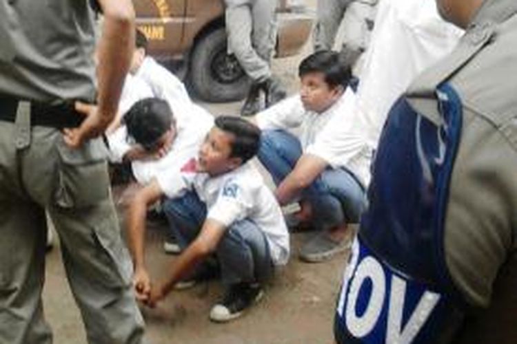 Satuan Polisi Pamong Praja (Satpol PP) Lhokseumawe, Aceh, Selasa (17/11/2015), menangkap enam siswa SMK dan SMP yang berkeliaran saat jam belajar.
