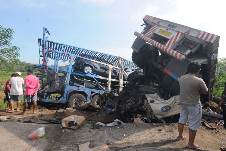 Warga melihat kondisi truk yang mengalami kecelakaan di Jalan Tol Semarang-Solo KM 487, Boyolali, Jawa Tengah, Jumat (14/4/2023). Berdasarkan data sementara Polda Jawa Tengah, kecelakaan yang melibatkan delapan kendaraan tersebut mengakibatkan enam orang meninggal dunia.