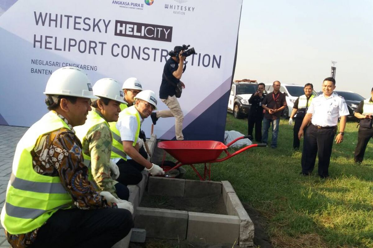Menteri Perhubungan (Menhub) Budi Karya Sumadi, melakukan peletakan batu pertama atau groundbreaking Bandara untuk helikopter (Heliport) di Neglasari, Tangerang, Rabu (7/6/2017), 