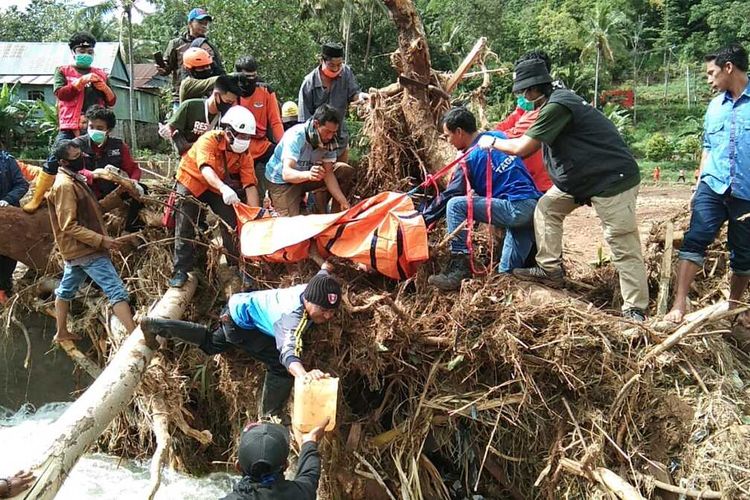 Tim SAR gabungan tengah mengecakuasi jenazah terakhir yang dinyatakan hilang dalam bencana tanah longsor dan banjir bandang di Kabupaten Jeneponto, Sulawesi Selatan. Selasa, (16/6/2020).